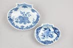 Schotel (2) - TWO CHINESE BLUE AND WHITE SHELL DISHES -