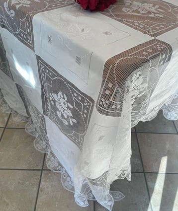 Lavorazionie artigianali con ricami madeira e pizzo filet -