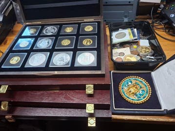 Nederland, Buitenland. 50 Penningen in een 4 verzamelboxen, Postzegels en Munten
