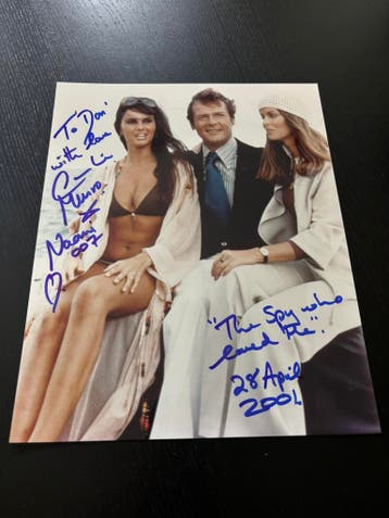 James Bond foto - gesigneerd door Caroline Munro, Ophalen of Verzenden, Nieuw, Foto of Kaart, Gesigneerd
