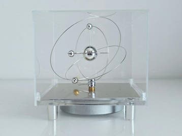 Iconische kwarts-kinetische klok BWM 02026 Space Age Hokoto
