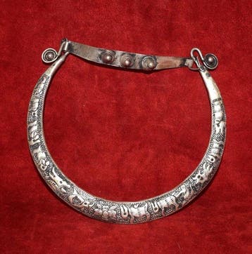 Mooie traditionele halsketting met dierenmotief, Miao-Hmong,