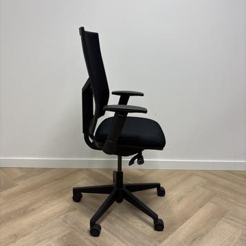 Opnieuw gestoffeerd ergonomische bureaustoel met gaasrug,, Ophalen of Verzenden, Ergonomisch, Gebruikt, Bureaustoel