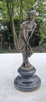 Brons beeld van een voorovergebogen dame - sculptuur, miss