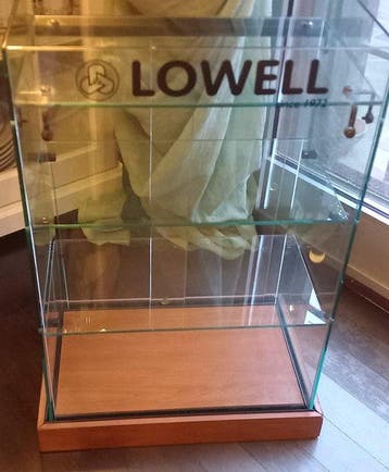 Lowell - Vitrine - gehard glas - Horlogesexpositie