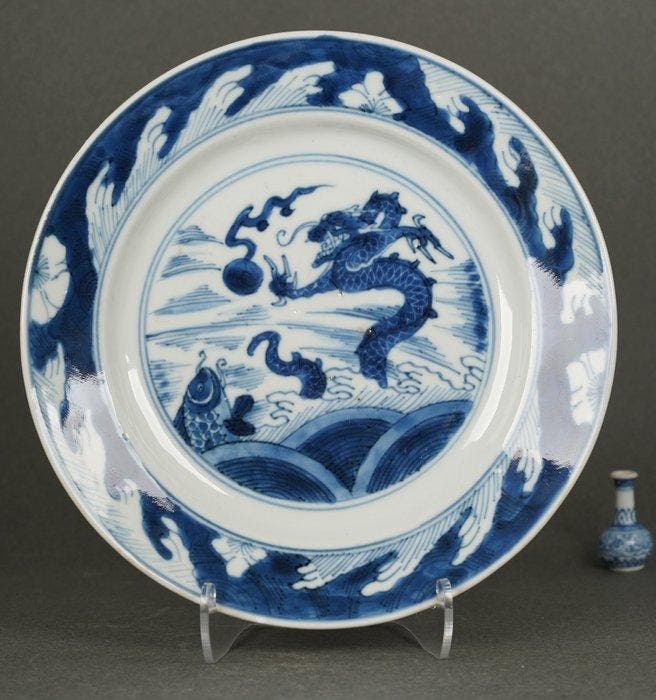 Large Dragon and Carp Plate - Kangxi (1662-1722) - Bord -, Antiek en Kunst, Antiek | Overige Antiek