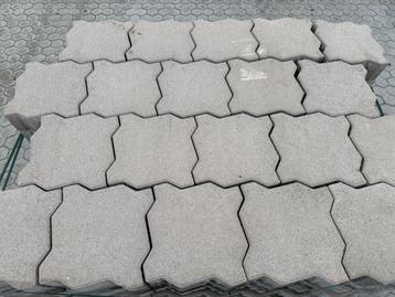 Veiling - 60 M2 Betonsteen Bruin Met Facet 22,5x22,5x8 Cm, Tuin en Terras, Nieuw