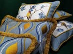 Een set van vijf kussens met de stof Primavera van