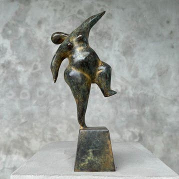 Beeld, NO RESERVE PRICE - Voluptuous Balancing Lady