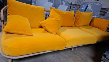 1x &Tradition Fly sofa Geel Gebruikt, Hout, 250 tot 300 cm, Gebruikt, Driepersoons
