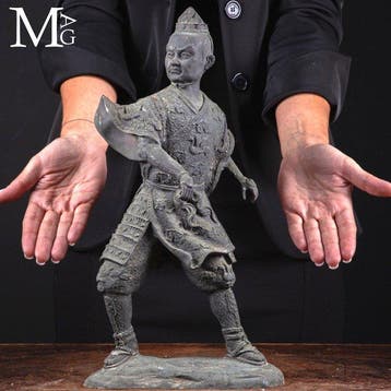 20e-eeuwse Japanse bronzen sculptuur van een beschermende