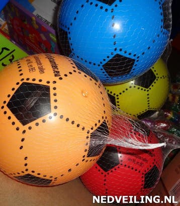 100x Voetbal 21-23cm assorti kleur