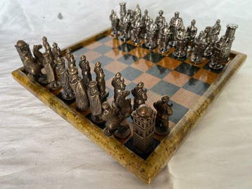Schaakspel - marmeren bord en figuren, uitgevoerd in brons