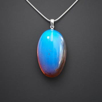 Hanger van Sumatraanse amber. Uitzonderlijk tweekleurig