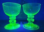 Drinkset (2) - wijnglas - Uraniumglas - Uranium glazen, Antiek en Kunst, Antiek | Glas en Kristal