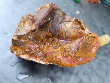 Specimen Boulderopaal uit Australië 1,748 kg Kristal op