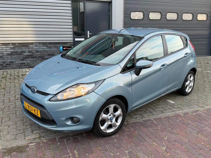 Ford Fiësta 1.25 5DR/AIRCO/GOED ONDERHOUDEN/APK JULI 2027, Auto's, Euro 5, Zwart, Leder en Stof, Handgeschakeld