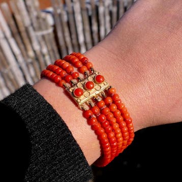 Antieke bloedkoraal kralen armband met gouden slot., Gebruikt, Ophalen of Verzenden, Met edelsteen, Goud