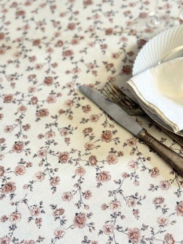 Romantisch tafellaken voor grote tafels. Elegante landelijke
