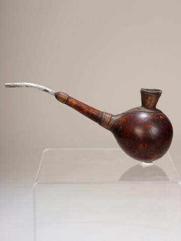 Grote Luba rookpijp – DR Congo – kalebas, koper en aluminium