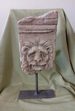 Replica van een oud Romeins leeuwenrelief in kalksteen.