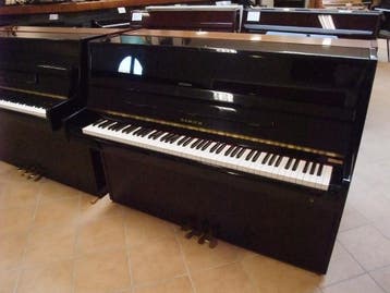 SAMICK, 108CM HOOG - DIRECT LEVERBAAR € 2.250,-, Verzenden, Zwart, Zo goed als nieuw, Piano