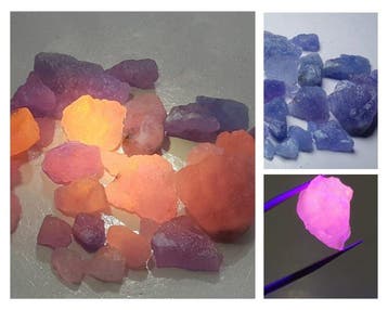 Tenebrescerende Hackmaniet, ruwe facet onder UV-licht Ruw-