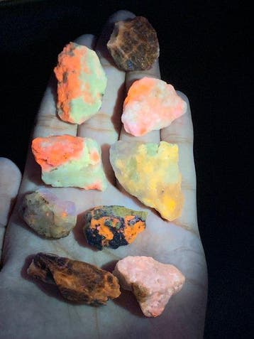 Zeldzaam fluorescerende hackmaniet-specimens, partij
