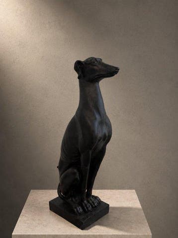 sculptuur, Statige zittende windhond op sokkel – elegante