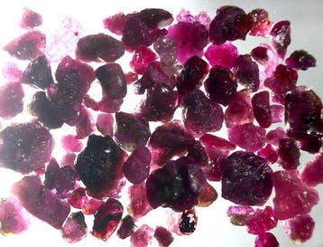Cts. 130,0 ruwe robijn Tanzania Exemplaar- 26 g