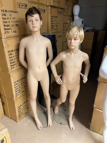 twee realistische jongen etalagepop met pruik, Verzenden