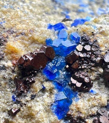892 gram. Fluorescerend extreem zeldzaam levendig blauw en
