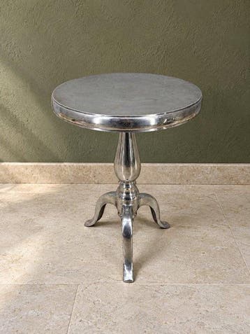 Sculpturale aluminium bijzettafel – rond blad en sierlijke