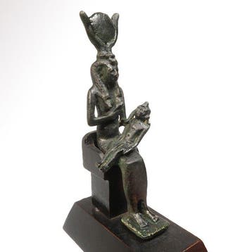 Oude Egypte, Ptolemeïsch Brons Zittende Isis met de jonge, Antiek en Kunst
