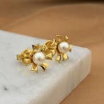 Gouden florale oorstekers met parel (Oorbellen), Gebruikt, Overige kleuren, Ophalen of Verzenden, Met edelsteen