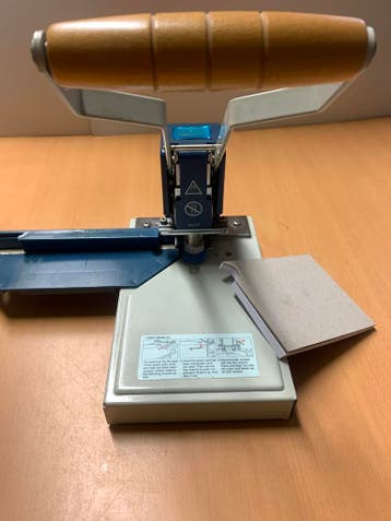 Warrior 21144 duimgreep pons / kalenderpons – scherp mes, Ophalen, Zo goed als nieuw