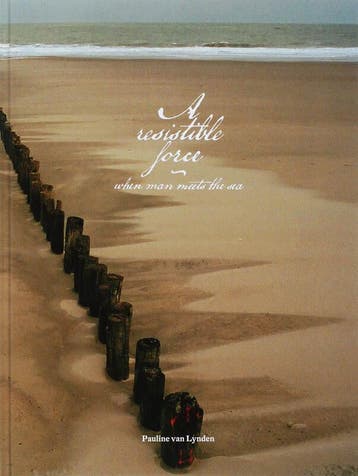 A Resistible Force - Pauline van Lynden 9789081185042, Boeken, Verzenden, Zo goed als nieuw, Pauline van Lynden