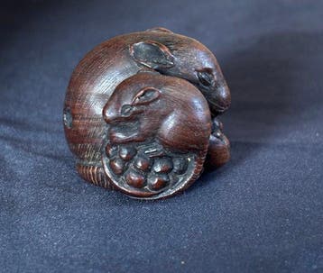 Moeder muis en haar kleintje op zaden - Hout, Bukshout -