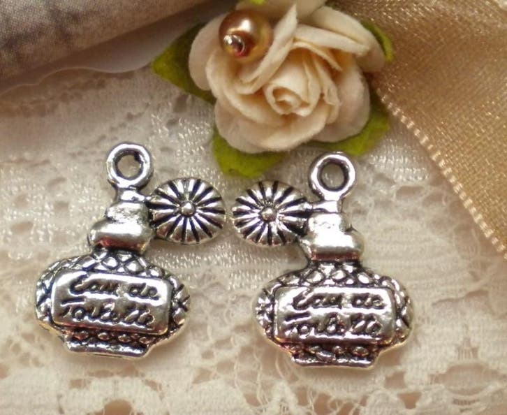 4 x antiek zilver kleur bedeltje van een parfumflesje 7 x..., Hobby en Vrije tijd, Kralen en Sieraden maken, Bedel, Nieuw, Ophalen of Verzenden