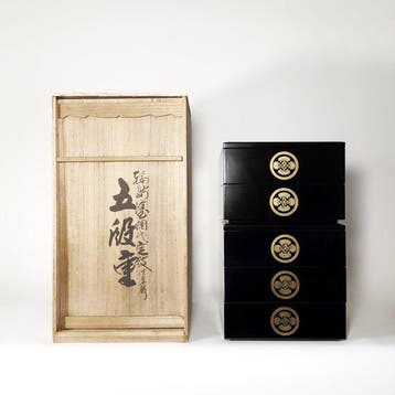 Doos - Houten kern, urushi-lak, gouden maki-e - 5-laags