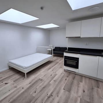 Studio in Den Haag gevonden voor €880,- pm, Huizen en Kamers, Kamers te huur, 20 tot 35 m², Den Haag