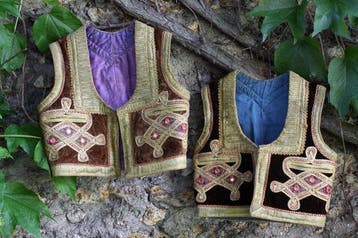 Twee kindervestjes van fluweel met borduursels - Fluweel -
