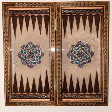 Met de hand gemaakt inleg-backgammon- en schaakbord -