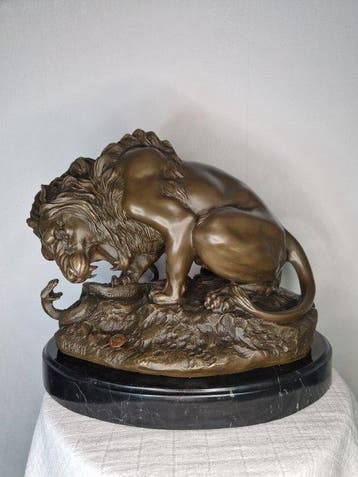 Antoine-Louis Barye (1795-1875) - Beeld, Bronzen beeld leeuw