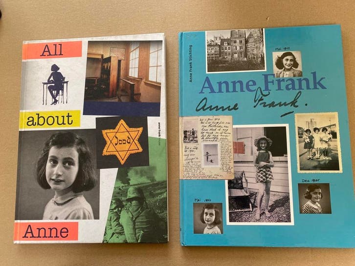 2X Anne Frank - All About Anne - Anne Frank ( Stichting ), Verzamelen, Militaria | Tweede Wereldoorlog, Nederland, Boek of Tijdschrift
