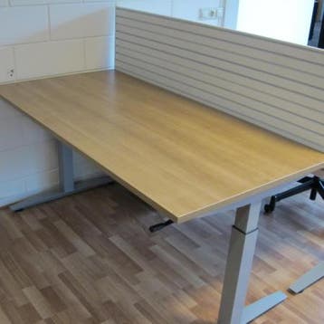 (MDK-103953) Gispen slinger verstelbaar bureau, Ophalen of Verzenden, In hoogte verstelbaar, Gebruikt
