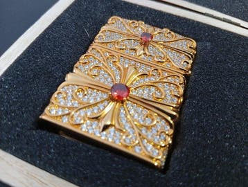 Zippo - Ornamental Gold Crystal High Relief – 2025 – Caixa, Nieuw