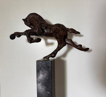 Mohana van Kronenberg - sculptuur, Balans paard - 150 cm -
