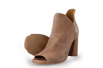 Vince Camuto Sleehakken in maat 38 Beige, Vince Camuto, Verzenden, Beige, Zo goed als nieuw