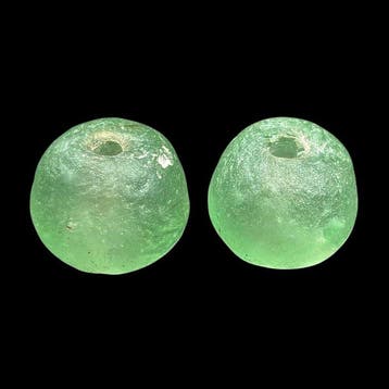 Oud-Romeins, Keizerrijk Glas 2 Groene glaskralen - Ancient